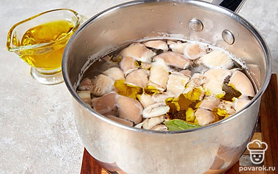 В конце добавьте в кастрюлю растительное масло и хорошо перемешайте.