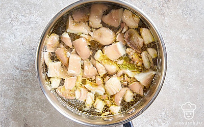 Уберите кастрюлю с огня и остудите вешенки до комнатной температуры.