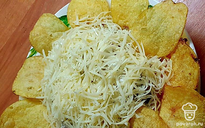 Салат «Подсолнух» с курицей, грибами и сыром — Рецепт с фото