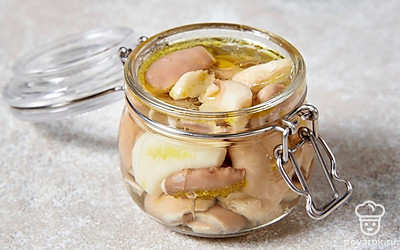 Остывшие грибы переложите в подготовленную заранее банку и залейте маринадом. Уберите закуску в холодильник на 2 часа.