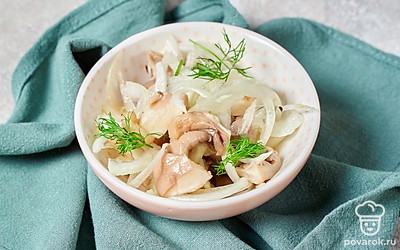 Выложите грибы в миску и подайте со свежими луком и зеленью. Красный лук для этого нужно нарезать тонкими кольцами, а затем перемешать с вешенками. 