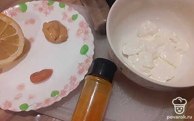 Секретный ингредиент – соус! Он будет сметано-горчичным. Для этого смешайте сметану, горчицу, мед, немного лимонного сока и в конце добавьте ваши любимые специи. У меня это куркума и черный перец.