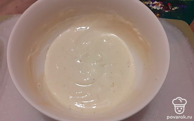 Тщательно перемешайте все ингредиенты до однородной массы. Накройте пищевой пленкой и поставьте в холодильник на 10-15 минут. 