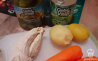 На следующем этапе нам потребуется подготовить овощи: отварите морковь и картофель, почистите. Отварите курицу. При варке рекомендую посолить. 