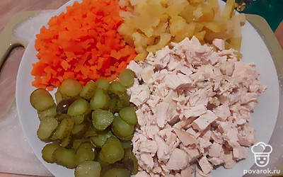 Нарежьте кубиками картофель, морковку и курицу. Достаньте из банки с корнишонами Global Village примерно 5 штук и нарежьте.