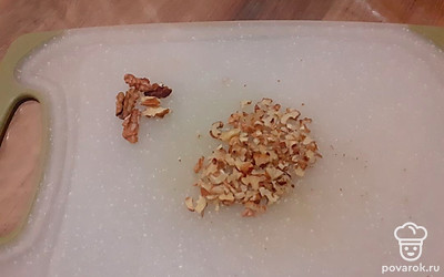 До финишной прямой осталось совсем немного. Измельчите грецкие орехи.