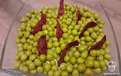 Перед подачей украсьте свекольными чипсами. В качестве альтернативы можно использовать сухарики. Они тоже отлично гармонируют с хрустящими корнишонами, мягкой сладковатой морковью, нежнейшим горошком и сочной курочкой. Приятного аппетита!