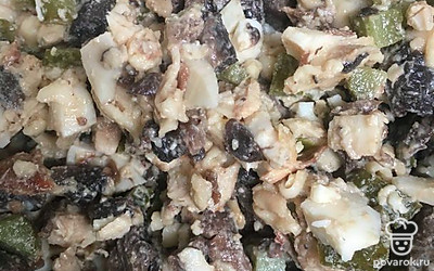 Смешиваем курицу, яйца, тертый сыр, добавляем маринованные огурцы и жареные грибы с луком, соль и перец по вкусу.