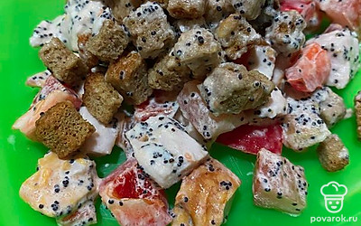 Салат «Жанна» с копченой курицей, овощами и маком — Рецепт с фото