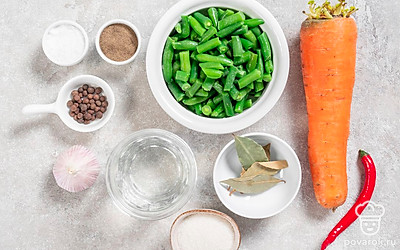 Помойте и обсушите овощи. Почистите морковь и чеснок. Уберите у острого перца плодоножку и семена, а у фасоли — хвостики. Подготовьте стерильную банку объемом 0,5 л и крышку. 