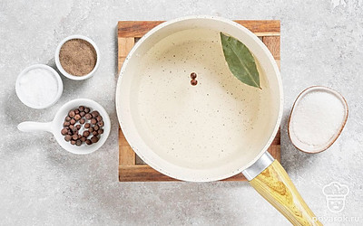 Добавьте в кастрюлю с водой лавровый лист, сахар, соль, перец душистый и горошком. Поставьте на сильный огонь, доведите до кипения и остудите.