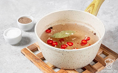 Пока маринад остывает, измельчите чеснок, а острый перец нарежьте колечками. Положите их в кастрюлю с остывшим маринадом.