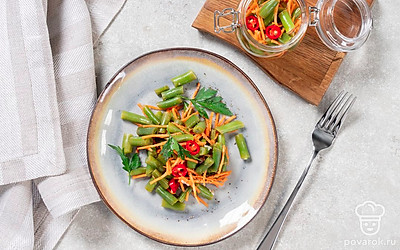 Готовую туршу можно съесть сразу или переложить в стерильную баночку, залить маринадом, закрутить крышкой и хранить в прохладном месте.