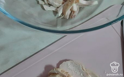 Нарезать куриную грудку соломкой.