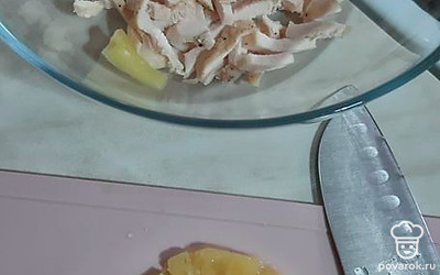 Затем нашинковать ананас.