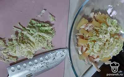 Следом измельчить пекинскую капусту и чеснок.