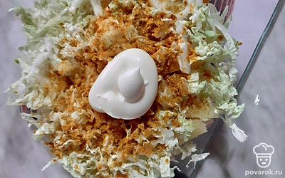 Добавить соль, карри, майонез, перемешать.