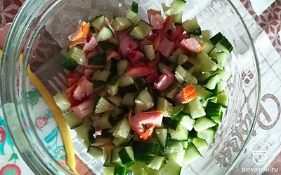 В салатник сложить копченое мясо. Добавить консервированную кукурузу и мелко нарезанный свежий огурец. 