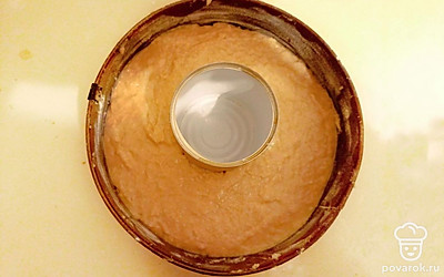 В форме, лучше круглую, 18-20 сантиметров в диаметре, сделать французскую рубашку: смажьте стенки формы сливочным маслом, присыпьте мукой. Остатки муки удалите. Равномерно выложите тесто. 