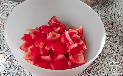 Помидоры моем, вычищаем середину, где жидкость, режем на кубики.