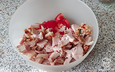 Грудку копченую режем на кубики.