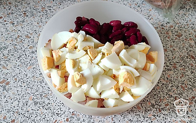 Яйца отвариваем, чистим, режем на кубики.