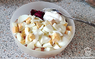 Приправляем солью, сметаной, перемешиваем.