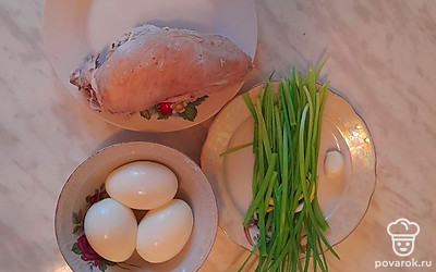 Отварите куриную грудку и яйца. Очистите яйца от скорлупы, промойте зеленый лук в проточной воде, а чеснок избавьте от шелухи.