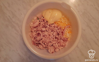 Грудку нарежьте средним кубиком и отправьте к остальным ингредиентам. Добавьте майонез посолите по вкусу.