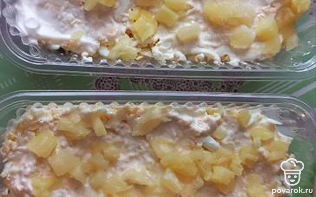 Слоеный салат с курицей, ананасами и грибами — Рецепт с фото