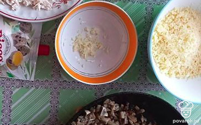 Укладываем нарезанную отварную куриную грудку и смазываем майонезом с чесноком.