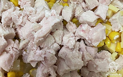 Режем курицу, добавляем соль и майонез.