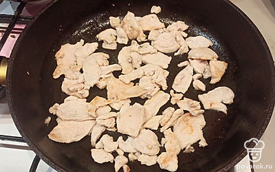 Мелко нарезаем филе грудки и обжариваем до полуготовности.