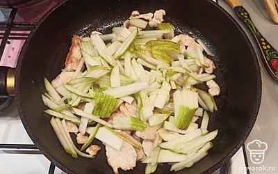 Режем грушу тонкой соломкой и добавляем к курице.