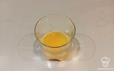 Делаем соус: разрезаем апельсин пополам. Из одной половинки выдавливаем сок.