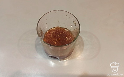 Добавляем в него 2 столовые ложки соевого соуса.