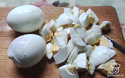 Отварные яйца режем крупными кубиками.