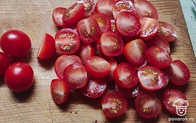 Черри моём, разрезаем на две половинки.