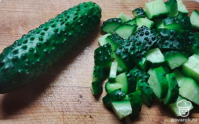Огурчик (2 средних или 1 большой) нарезаем крупными кубиками.