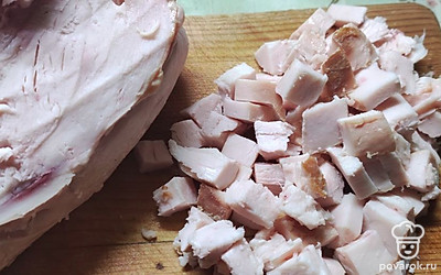 Конченную курицу (у меня была грудка) режем аналогично кубиками.