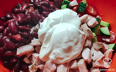 В глубоком салатнике собираем все ингридиенты, добавляем красную консервированную фасоль, сметану. Перемешиваем.