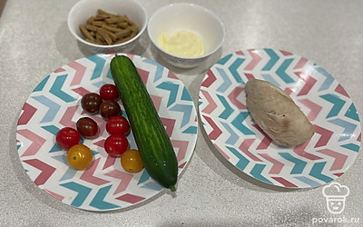 Отварить куриную грудку в подсоленной воде 30 минут. Подготовить остальные ингредиенты.