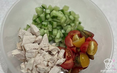 Нарезать все некрупными кусочками. 