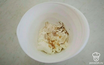 Смешайте в тарелке сливочный сыр и сливки, посолите по вкусу .