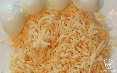 Начинайте собирать салат. Для первого слоя выложите половину куриного филе, посолите его и смажьте майонезом. На него уложите грибы с луком и вновь промазывайте майонезом. Следом идет натертый сыр и вновь майонез. Для четвертого слоя равномерно уложите, натертые на мелкой терке, два яичных белка. Смажьте майонезом.