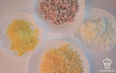 Слои с пятого по восьмой выложите так же, как и с первого по четвертый, по второму кругу. А в конце присыпьте все натертыми на мелкой терке желтками.