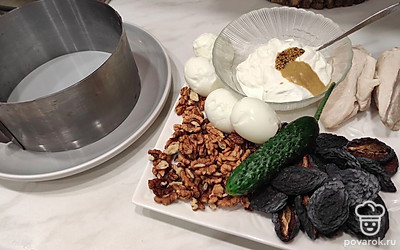 Куриное филе отварить в подсоленной воде, остудить и нарезать. Чернослив у меня домашний я его замочу на несколько минут в холодной воде, у варёных яиц отделить белки от желтков. 