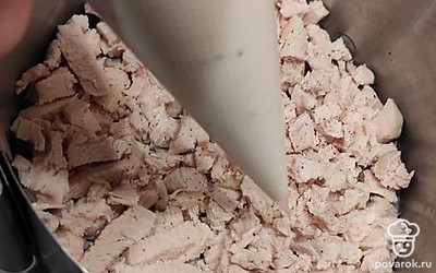 Для соуса смешать сметану и острую горчицу. Соус я выложила в кондитерский мешок, так удобно распределять. Собрать салат слоями: куриное филе, заправка, чернослив, грецкие орехи, заправка, белки, заправка, огурцы, нарезанные кубиком, заправка, желтки, украсить орехами.