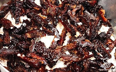 Чернослив обсушить и нарезать, на чернослив порубить орехи не мелко. 