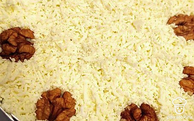 Слои собирать лучше в специальном кольце. После сборки салат оставить в кольце, накрыть пищевой плёнкой и убрать в холодильник на 1,5 часа для пропитки. 